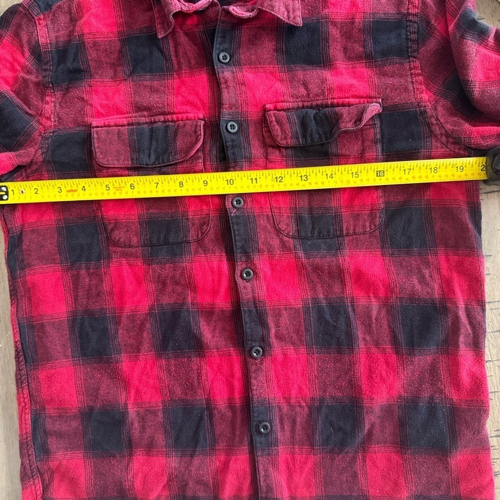 Men’s Urban Outfitters Red and Black Flannel button up size S - Picture 6 of 6